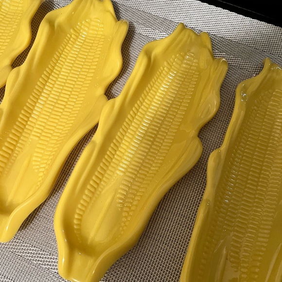 NWOT FOUR 🌽 YELLOW CORN HOLDERS FOR YOUR NEXT PICNIC OR YOUR NEXT DINNER - Picture 6 of 15